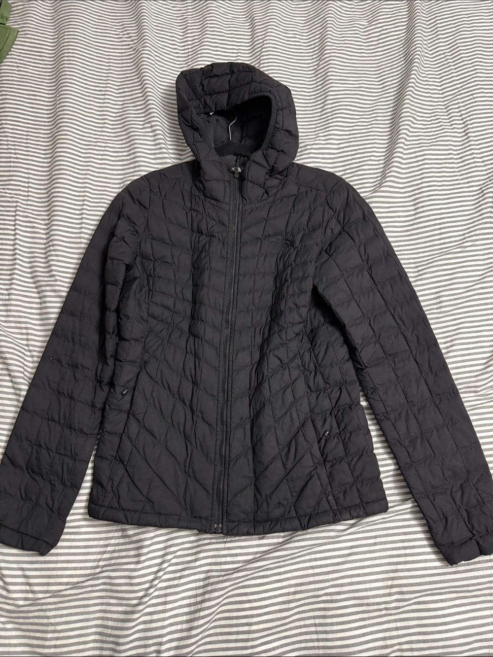 The North Face Women's Black Packable Hooded Puffer Jacket- thermoball